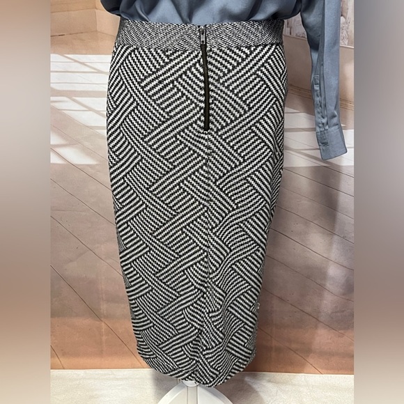 BAR III Black and white geometric print knit‎ pencil skirt size L. - Picture 4 of 8